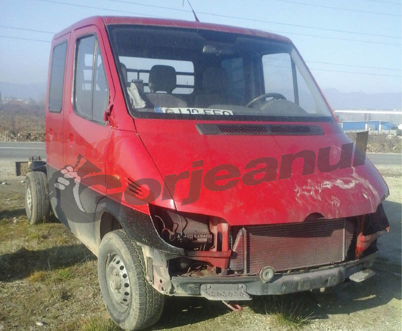 Poliţia Târgu-Jiu anchetează distrugerea maşinii ANAF