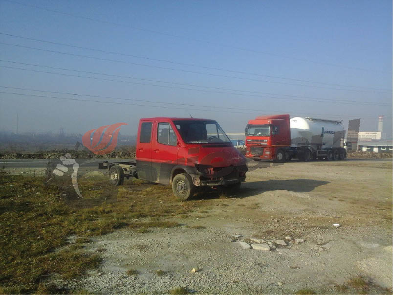 Urmările distrugerii autoutilitarei: Inspector ANAF, suspectat de trafic de influenţă şi o plângere penală pentru utilizatorul maşinii