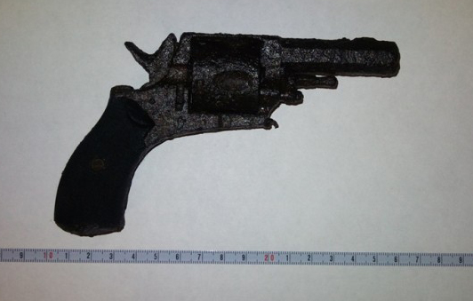 Pistol găsit în timpul unor lucrări la acoperişul unei case din Godineşti