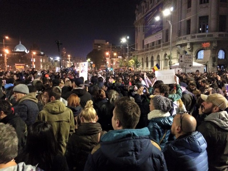 Omenirea stă pe un butoi cu pulbere