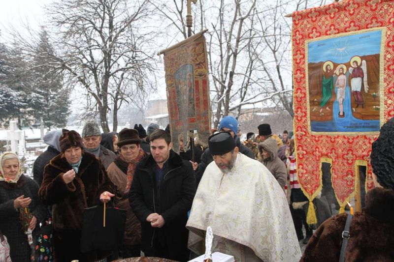 Apă sfinţită de la poliţiştii locali pentru vârstnici şi bolnavi