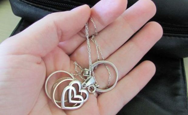 În arest, pentru furt de bijuterii