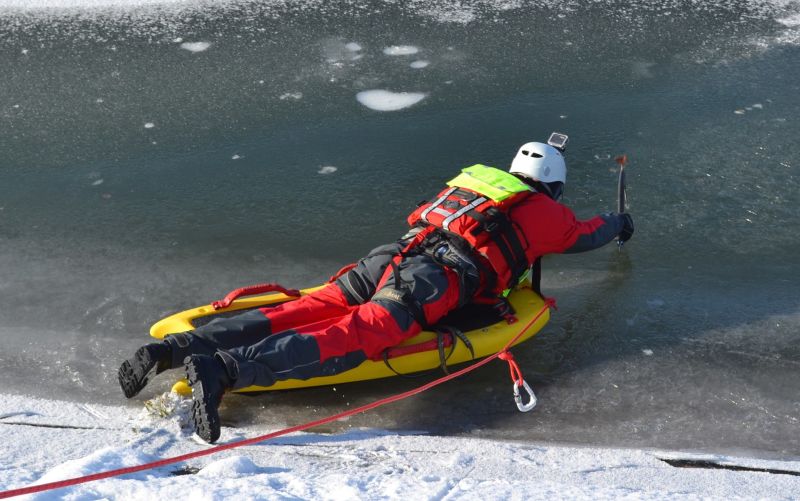 Exercițiu de salvare din apă înghețată