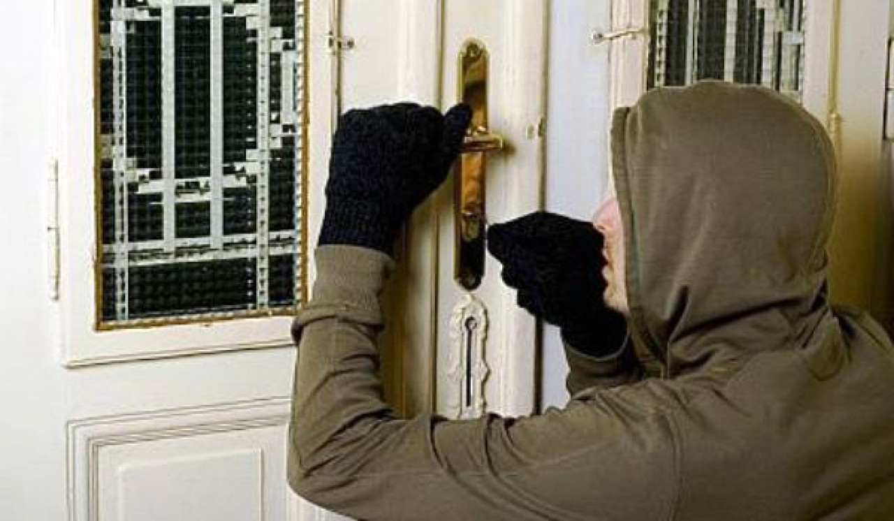 Hoți reținuți după ce au furat un calculator defect