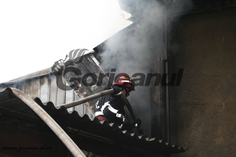 Casă distrusă în incendiu la Bumbești Jiu