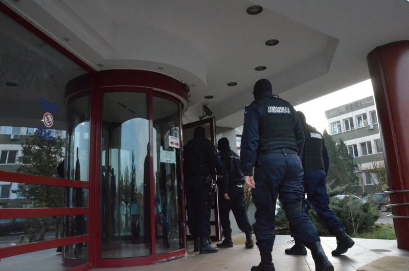 Firma de pază a CE Oltenia, călcată de mascați! – Percheziție a DIICOT la sediul MIKE SECURITY, într-un amplu dosar de evaziune fiscală și spălare de bani