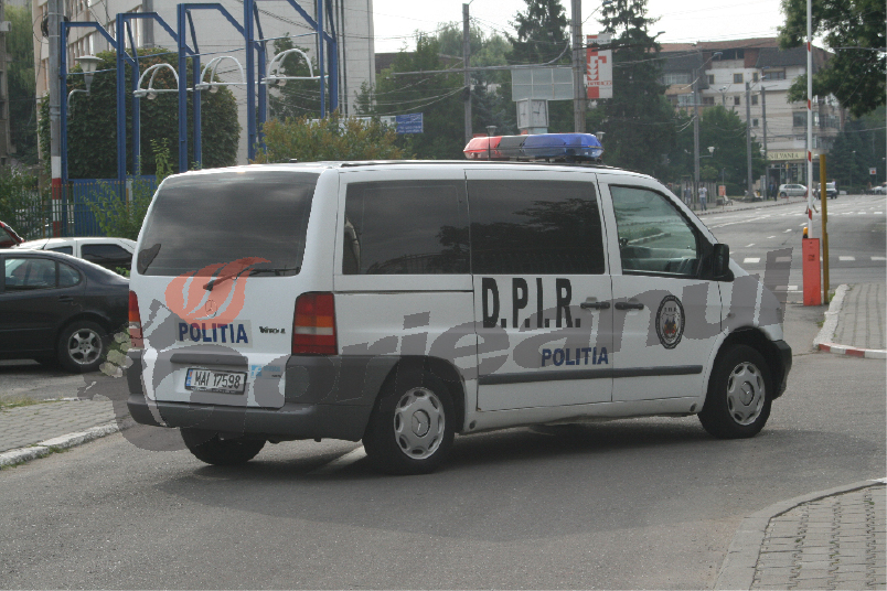 Hunedoreni prinşi în timp ce dădeau o spargere la un complex comercial din Târgu-Jiu