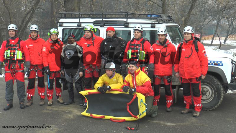 Recuperat de salvamontiști din apele înghețate ale Jiului