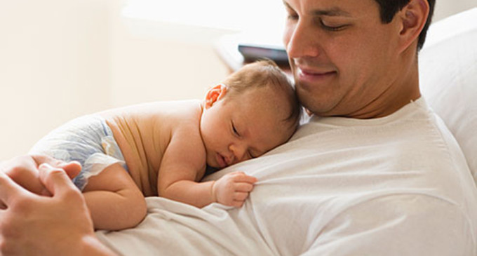 Tătici, la scutece! Sute de bărbaţi din Gorj au renunţat la job pentru creşterea copiilor