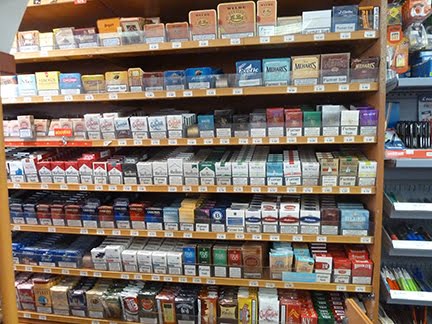 Preocupări ilegale în vacanță! Doi elevi, cercetați pentru furt de țigări