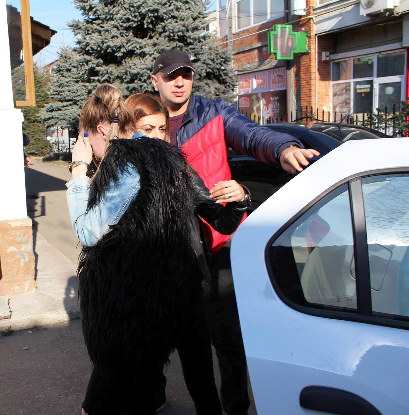 Șantajată cu poze compromițătoare de o falsă profesoară