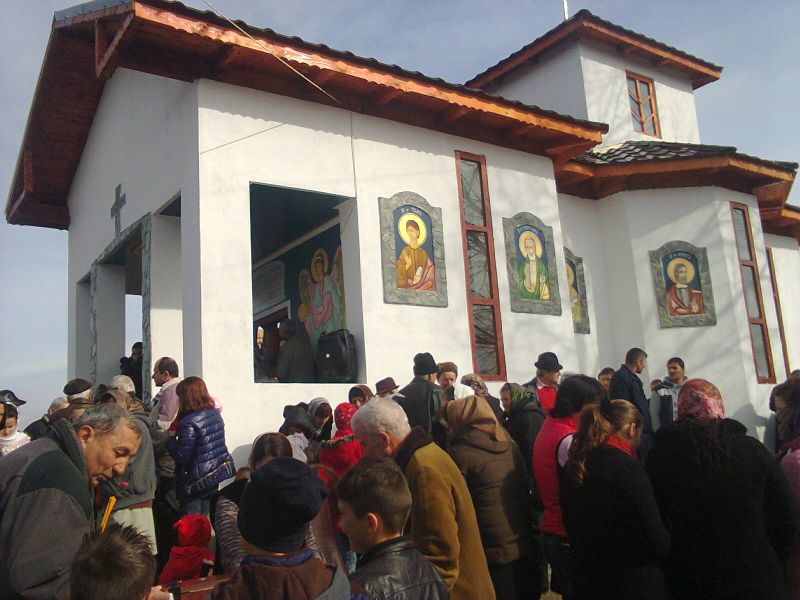 Sărbătoare Arhierească la sfințirea Bisericii din Parohia Roșia de Amaradia, Protoieria Târgu-Cărbunești, Gorj