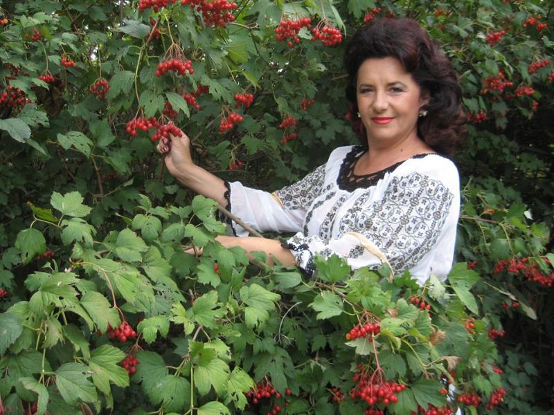 Maria Loga își taie singură via și pomii, de peste trei decenii