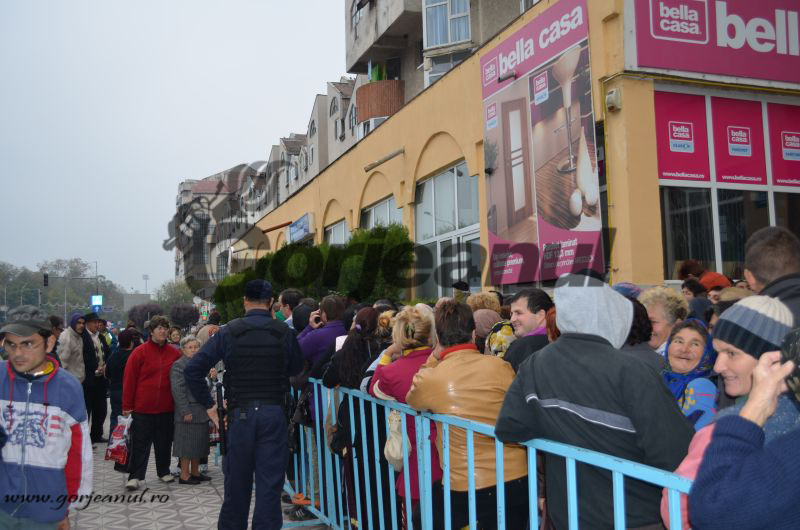 Peste 75.000 de gorjeni, în aşteptarea alimentelor de la UE