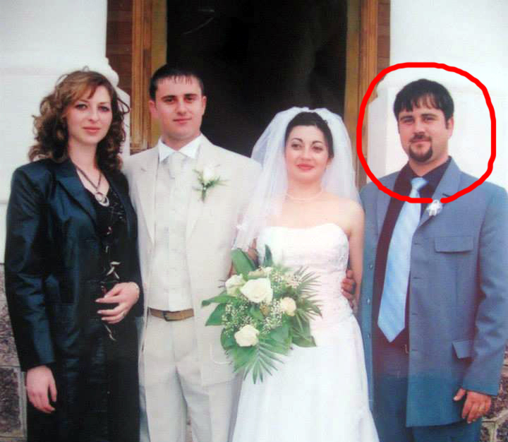 Fotografia de mai sus ni-l înfăţişează pe Alin Văcaru şi pe soţia sa, Iustina, alături de fratele fostului prefect, în anul 2006 atunci când acesta din urmă şi-a pus pirostriile. În urmă cu zece ani, Alin Văcaru nici măcar nu visa că va deţine frâiele judeţului, acesta pierzându-şi funcţia de prefect în urmă cu nici două săptămâni, reîntorcându-se la postul de consilier principal în cadrul Autorităţii Naţionale pentru Restituirea Proprietăţilor.