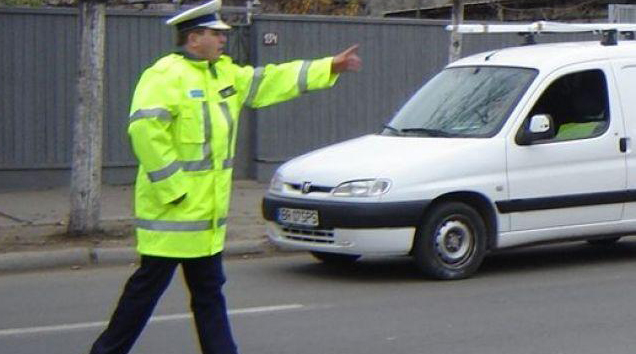 Mașină cu numere false, depistată în trafic