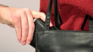 Adolescent de 16 ani, cercetat pentru furtul unui portofel