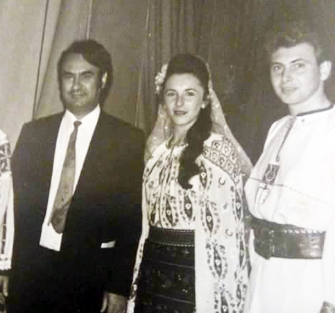 Anul 1985! Îndrăgita interpretă de muzică populară, gorjeanca, Maria Loga, apare în fotografia de mai sus în primii săi ani de carieră, alături de colegii săi de breaslă Gheorghe Roşoga şi Nicolae Furdui Iancu! Chit că au trecut mai bine de trei decenii, vocea Mariei Loga a rămas una la fel de importantă pe scena folclorică a ţării şi nu numai, prezenţa sa fiind la fel de remarcabilă fie că vorbim despre spectacole ori apariţii în emisiuni televizate pe posturile TV de profil.