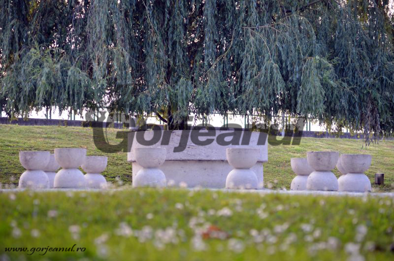 Jurnal fotografic la Aiud, cu operele lui Brâncuşi