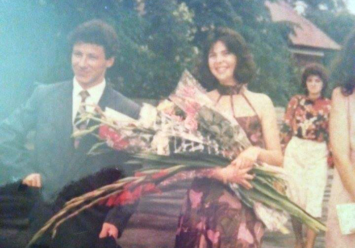 Personajul ediţiei de astăzi a rubricii „Arc peste timp” este Mihai Prunariu, şeful Asociaţiei Judeţene de Fotbal Gorj, în viaţa personală fiind cunoscut ca un soţ şi un tată remarcabil. În fotografia de alături, acesta era mai tânăr cu 20 de ani. Prunariu apare alături de soţia sa, Gabriela, la scurt timp după oficierea cununiei civile. Mihai Prunariu a deţinut şi funcţia de preşedinte al clubului Pandurii Târgu-Jiu.