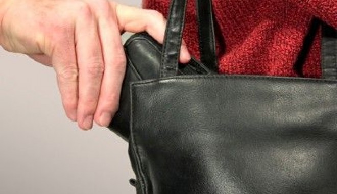 Jefuită de un client