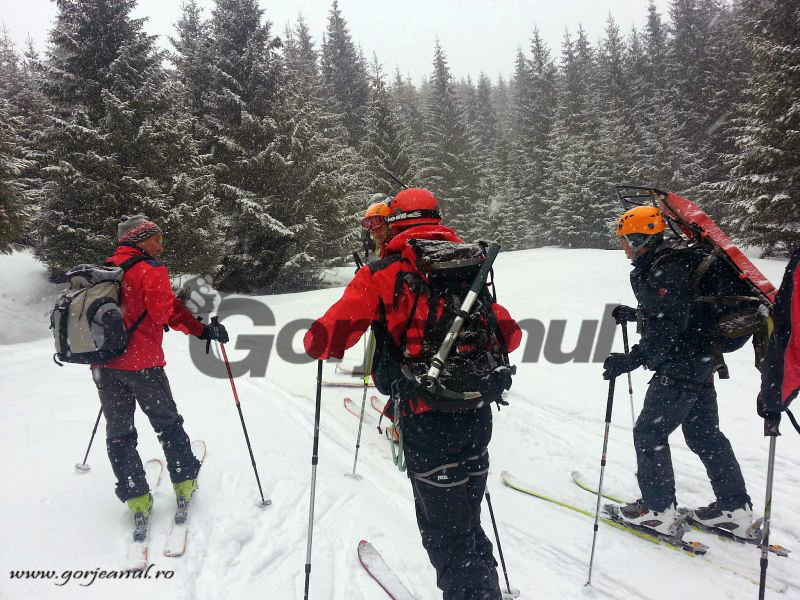 Patru gorjeni participă la cursurile Școlii Naționale Salvamont