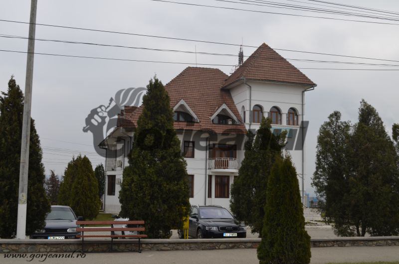 Concursuri pe funcţiile publice vacante de la Turceni şi Cruşeţ