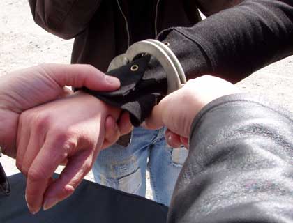 Reținut după ce a folosit un spray lacrimogen