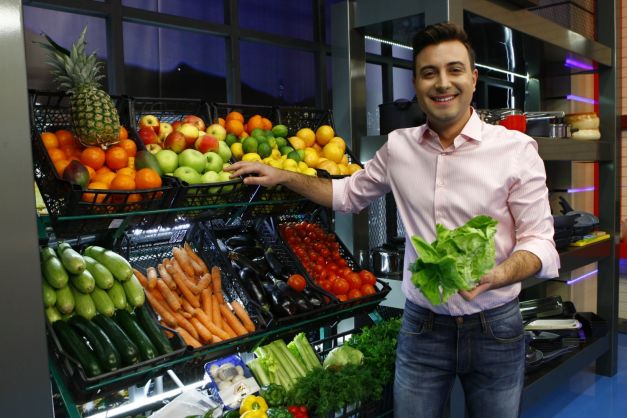 Valentin Sanfira, prezentatorul noului sezon “Mama mea găteşte mai bine”
