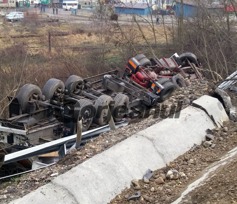 Autotren răsturnat pe DN 66, șoferul s-a înecat cu cafea