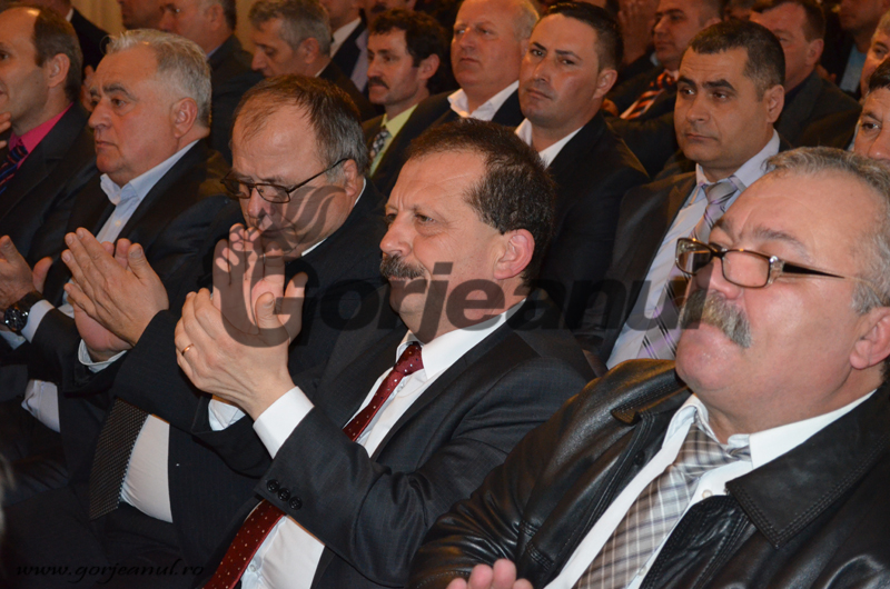 Moșoiu, singurul ținut în umbră! Liberalii gorjeni au defilat în fața liderilor de partid cu candidații la locale