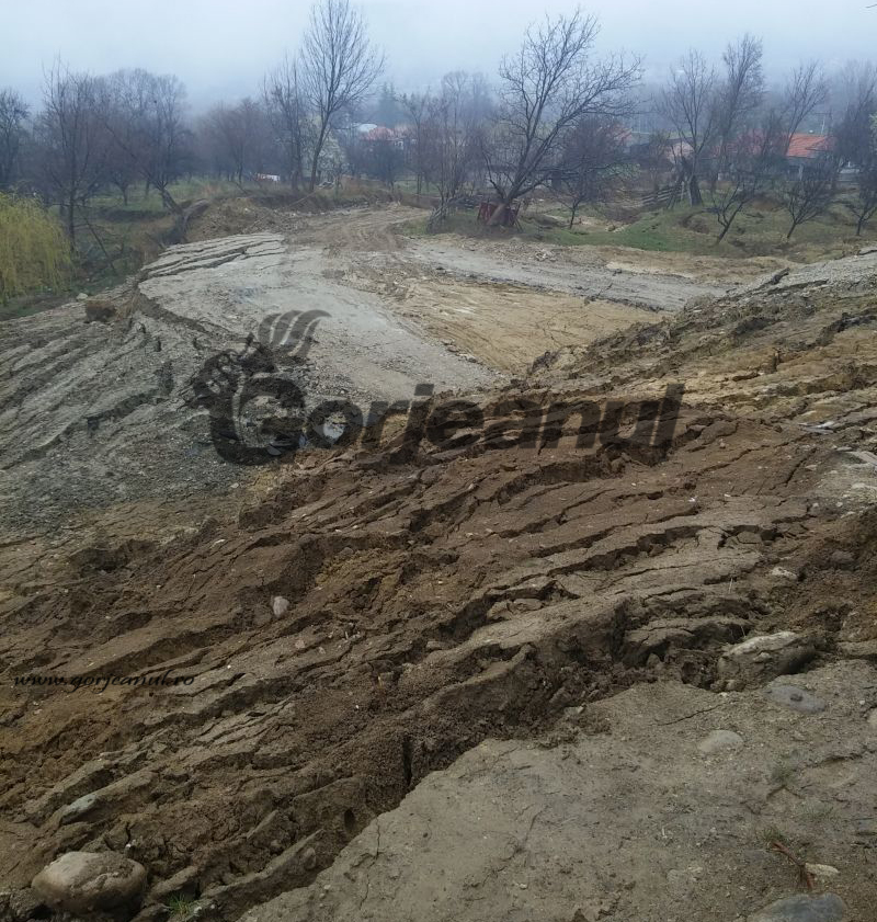 Sinistraţii de la Bumbeşti Piţic, disperaţi de alunecările de teren