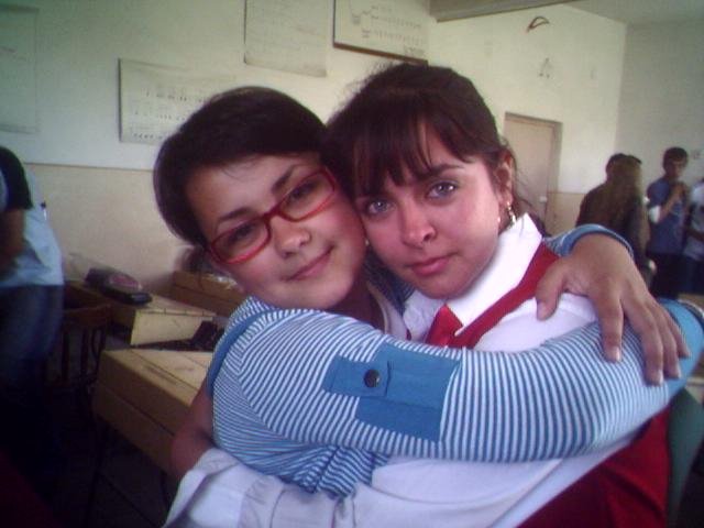 În atenţia rubricii noastre de astăzi se află tânăra interpretă de muzică populară Alina Lăcătuşu. Gorjeanca născută din părinţi interpreţi de muzică populară apare mai sus în anii şcolii gimnaziale, alături de o colegă. În prezent, Alina Lăcătuşu, fiica mult-cunoscutei Victoriţa Lăcătuşu, are aproape 29 de ani, iar cariera sa de artistă a muzicii populare este în plin avânt. Alina a absolvit cursurile Liceului de Arte „Constantin Brăiloiu” şi a Facultăţii de Muzică din Timişoara.