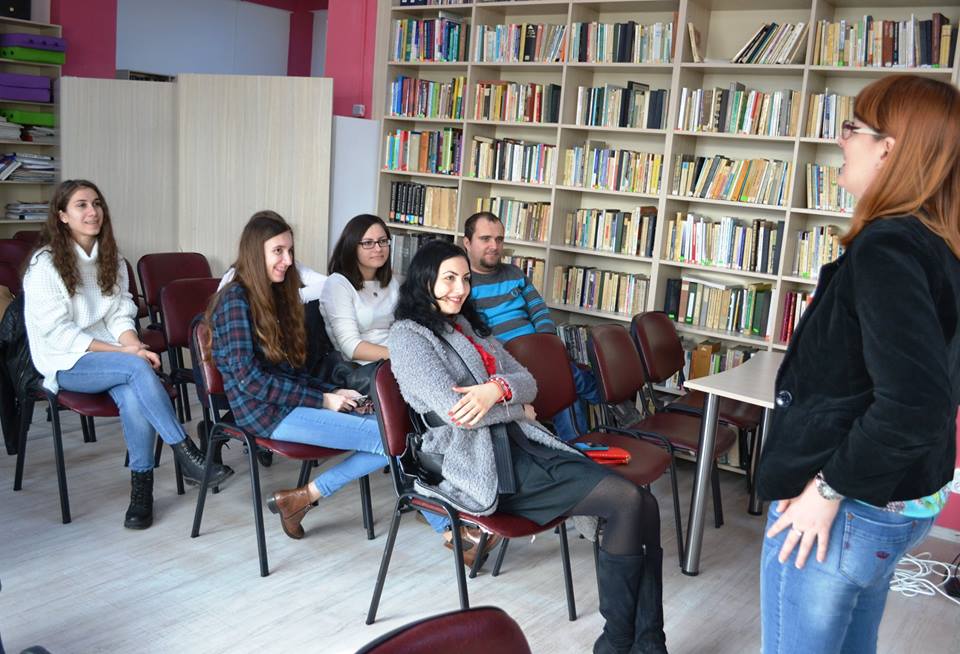 Tinerii, învățați cum să facă un CV