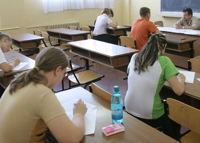 Ministrul Educației recomandă o nouă rundă de simulări la clasa a XII-a