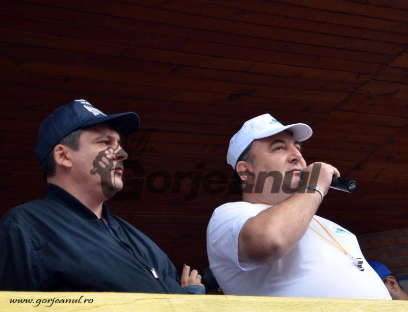 Extaz sindical: Roșca și Bădița au spart biroul lui Dobrițanu și au jucat hora pe sigla de director