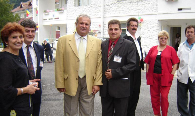 Tiberiu Tătaru, actualul manager al Spitalului Judeţean Târgu-Jiu, şi Ion Călinoiu, preşedinte al Consiliului Judeţean Gorj, apar împreună în fotografia de mai sus imortalizată în urmă cu mai bine de un deceniu, mai precis în anul 2005. În acea perioadă, Tătaru era director al Complexului de Îngrijire şi Asistenţă Suseni, iar şeful judeţului i-a fost alături în toate acţiunile manageriale întreprinse de-a lungul anilor.