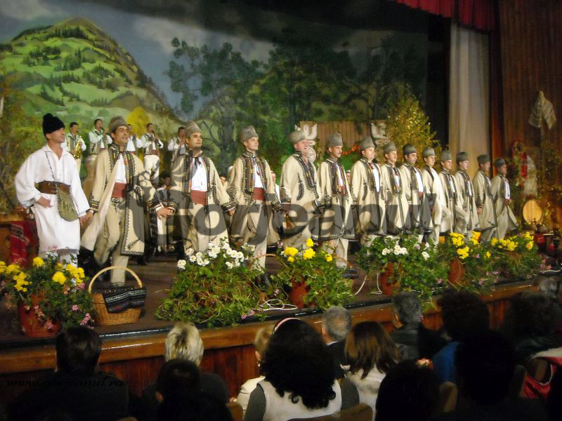 Ansamblul Doina Gorjului, în mijlocul unei întâlniri de gradul 0