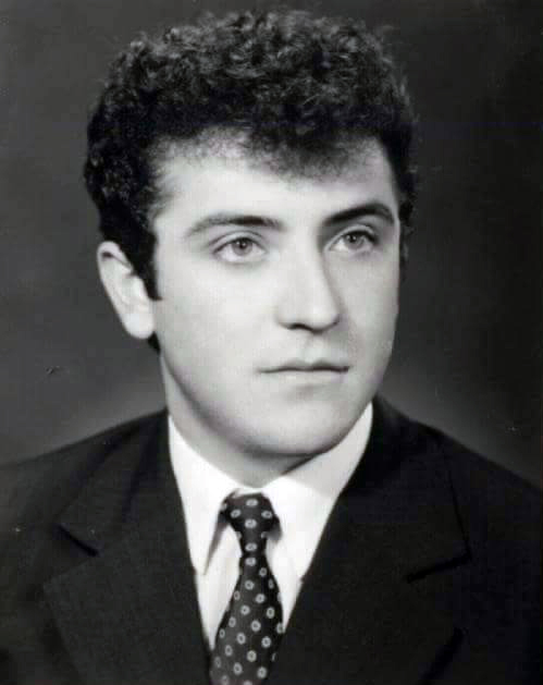 Gheorghe Milosteanu, directorul Centrului Maternal din Târgu-Jiu, şi-a petrecut anii adolescenţei la Râmnicu Vâlcea, acolo unde a urmat cursurile Liceului Silvic. Fotografia alăturată a fost făcută la terminarea anilor de liceu, la acea vreme Milosteanu fiind un tânăr absolvent cu vise măreţe şi multă putere de muncă, putere care s-a păstrat şi în anii maturităţii. Gheorghe Milosteanu are în prezent vârsta de 63 de ani şi de mai mulţi ani conduce Centrul Maternal din Târgu-Jiu, iar în viaţa personală este un soţ, un tată şi un bunic împlinit.