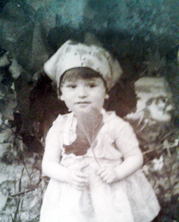 Ileana Lăceanu, cunoscuta interpretă de muzică populară, a iubit băsmăluţa încă din fragedă copilărie. În fotografia alăturată, aceasta apare la vârsta de doar un an, urmând ca peste ani, băsmăluţei să i se alăture şi portul tradiţional românesc, iar vocea a ajutat-o pe Ileana Lăceanu să îşi facă o carieră de succes pe scena folclorică românească. Ileana Lăceanu a lucrat vreme de două decenii în cadrul Ansamblului Artistic Folcloric Profesionist „Doina Gorjului”, însă în urma unor discuţii cu conducerea, aceasta şi-a dat demisia, în prezent activând în cadrul Ansamblului “Doina Oltului”.