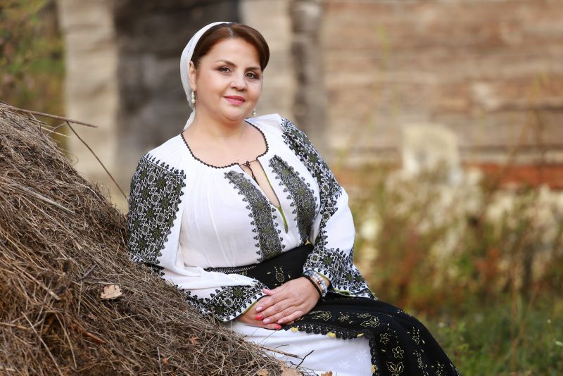 Victoriţa Lăcătuşu, aniversată de sute de prieteni