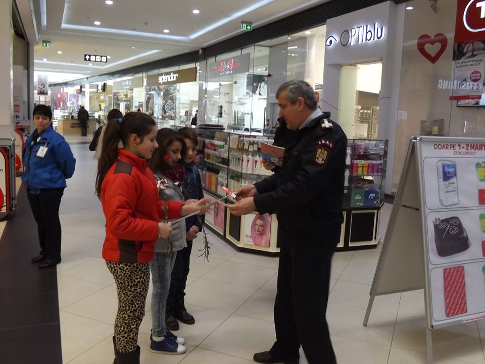 Flori și mărțișoare de la pompieri