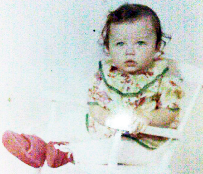 Prezentatoarea „Observatorului Special” de la Antena 1, a fost ca o păpuşică în copilărie. În fotografia alăturată, realizată în 1983, ştirista avea doar 8 luni, dar încă de pe atunci pare-se că ar fi cochetat cu aparatul de fotografiat „Ei da… Am avut şi eu 8 luni cândva. Grăsuţă, roşcată cu bucle, ochi albaştri şi scăunelul de pe care cu greu mă ridica cineva”. Octavia Geamănu şi-a petrecut copilăria la Târgu-Jiu şi se consideră o olteancă veritabilă. În prezent, ea este căsătorită cu basistul trupei Direcţia 5, Marian Ionescu.