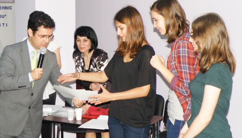 ”Tinerii dezbat”, la a VII-a ediție