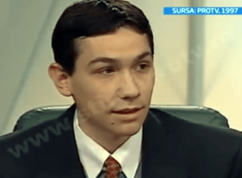 Victor Ponta, fostul premier al României şi deputat PSD de Gorj, este ilustrat în fotografia de mai sus, la prima sa apariţie televizată, din anul 1997, de la postul naţional Pro TV, la emisiunea moderată de Mihai Tatulici. La acea vreme, Ponta care avea doar 25 de ani, era unul dintre cei mai tineri procurori ai ţării. În 1997, Ponta nu purta, ca astăzi, ochelari, şi se plângea de „lipsa de încredere şi dispreţul omului de pe stradă faţă de procurori”. Deputatul social-democrat spunea pe atunci că principala sa calitate este acea că „nu a fost atins de viruşii trecutului” şi că datorită tinereţii a fost prea puţin afectat de „sechelele comunismului”. La 19 ani distanţă de aceste declaraţii, în 2016, Victor Ponta este unul dintre cei mai bine cotaţi politicieni, cu un grad de încredere ridicat în rândul populaţiei şi societăţii româneşti.