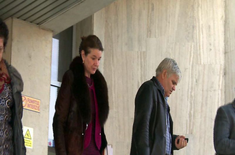 De la sterilet la lentile / Inculpatul Vodislav țese ațe chirurgicale la Scoarța