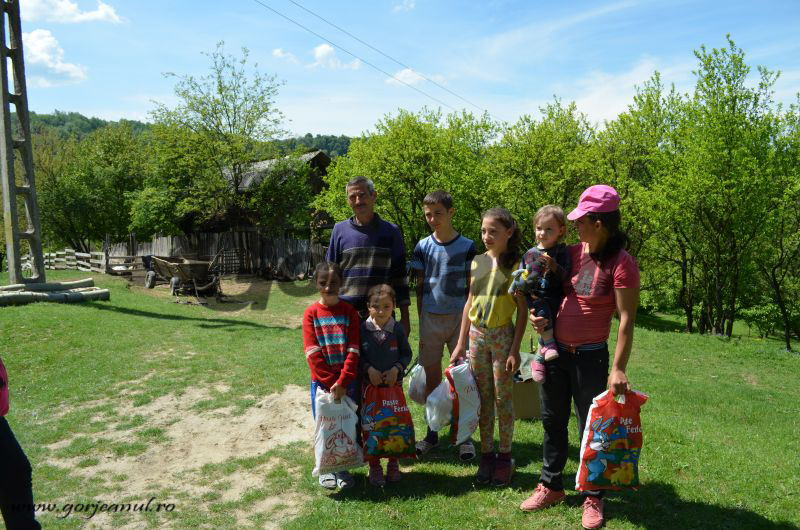 Campania ”Dăruiește și primești” a ajuns la Roșia de Amaradia