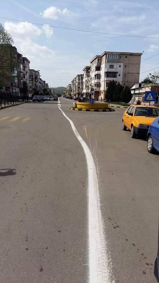 Linie exagerat de continuă pe o stradă din Rovinari