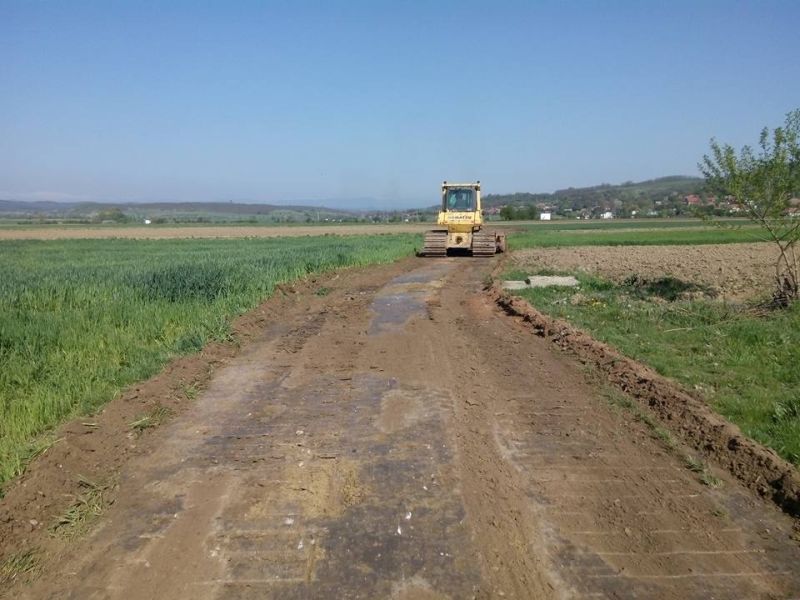 Țuilă remodelează drumurile de luncă din satele Lupoaia și Valea Mânăstirii