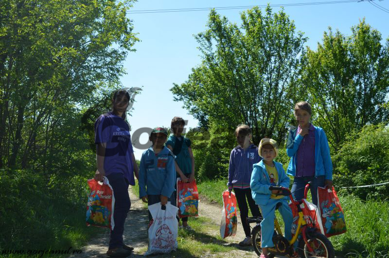 Cei 14 frați Giugelea, dar și cei opt minori din Bălești, ajutați de Paște